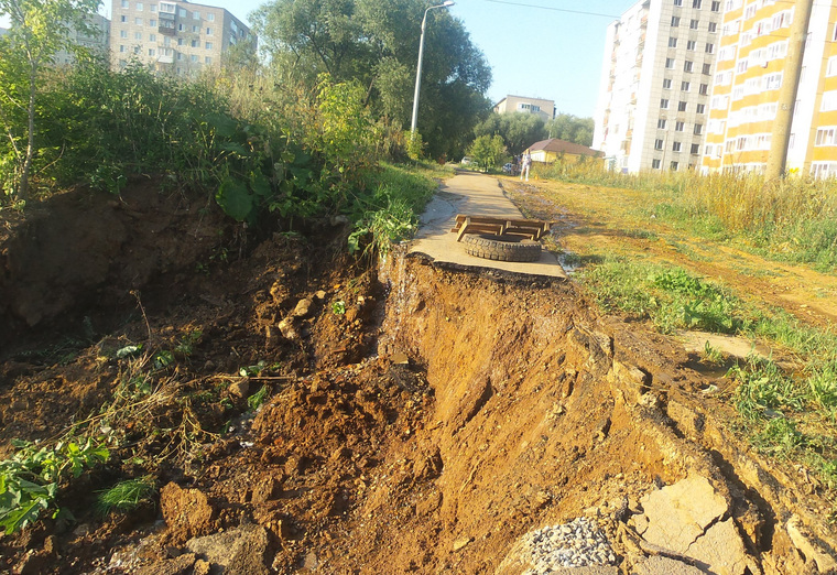 Провал ничем не огорожен