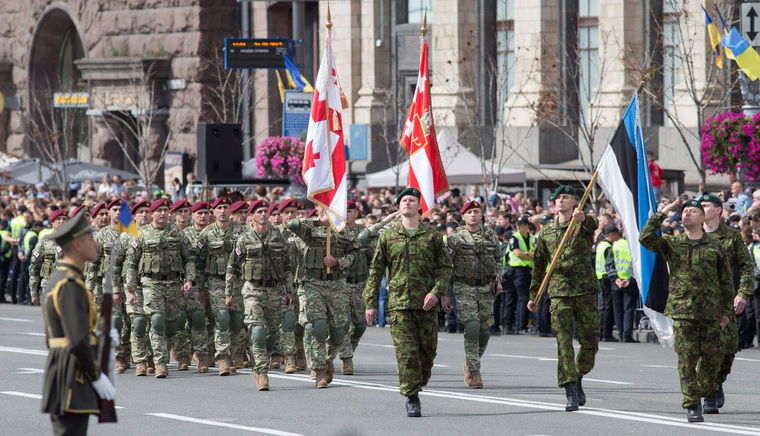 Кроме военнослужащих НАТО, в параде в Киеве приняли участие представители Грузии, также стремящейся вступить в Альянс