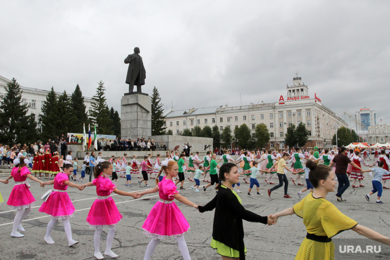 День города
Курган, памятник ленину, центральная площадь, хоровод, город курган, день города