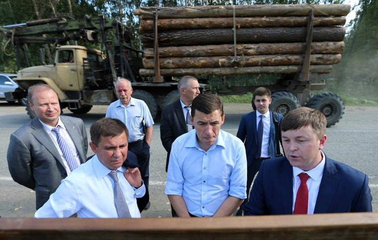 Евгения Липовича (задний ряд, крайний слева) постоянно видят рядом с губернатором