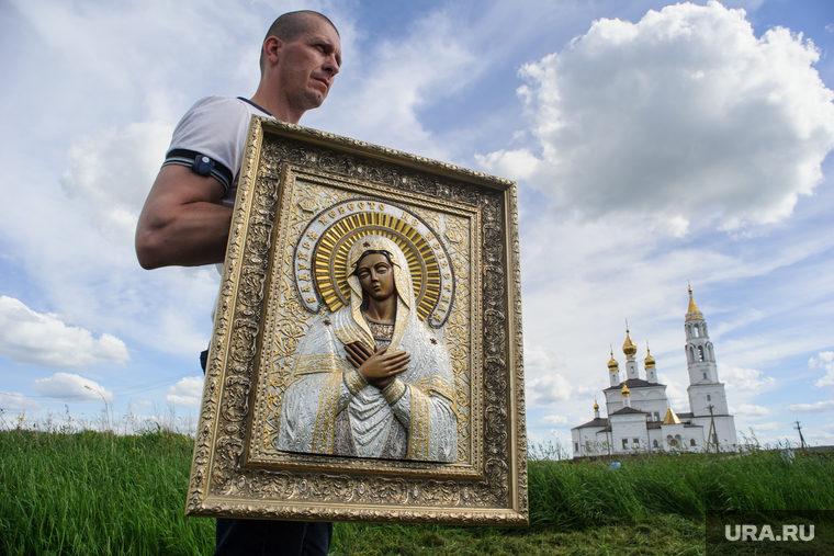 Евгений Беляев проводит экспертизу невьянской иконы. Екатеринбург, беляев евгений