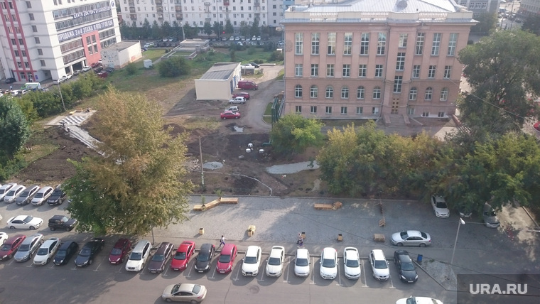 Урбанисты считают, что скамейки должны стоять не в сквере, а рядом с проезжей частью улицы Васенко (справа — проспект Ленина, слева — улица Коммуны)
