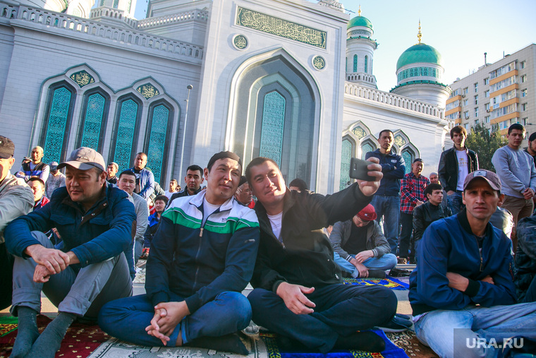 Праздничный намаз в Курбан Байрам у Соборной мечети. Москва, ислам, селфи, соборная мечеть, мусульмане