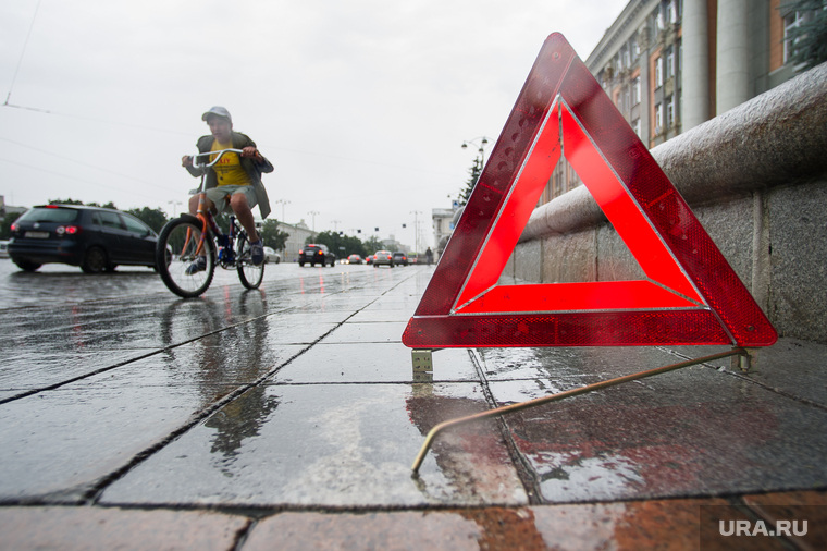 Знак аварийной остановки. Екатеринбург, дтп, знак аварийной остановки, велосипедист