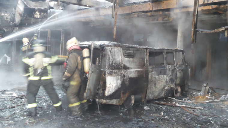 Пожарные предотвратили взрыв баллонов с газом