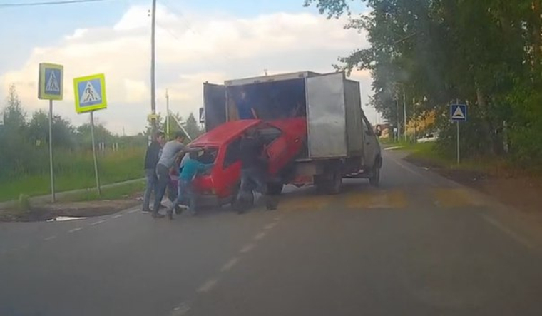 В сети гадают: эвакуация или угон?