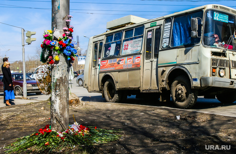 Место гибели семилетнего ребенка под колесами автобуса в Кургане, место гибели, пазик, цветы у дороги