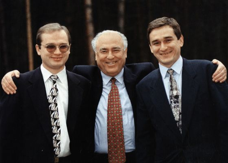 Старший сын Черномырдина Виталий (слева) может стать банкротом