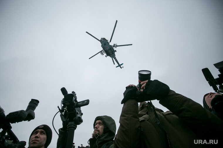 Однодневные сборы парламентариев и прессы в 21 бригаде Росгвардии. Москва, вертолет, фотографы, операторы, журналисты