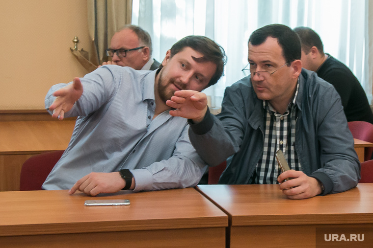 За спором наблюдали городские депутаты Юрий Калинин (слева) и Илья Назаренко