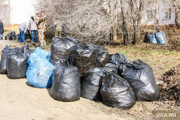 Городской субботник в Кургане, уборка парка, мешки с мусором, городской субботник