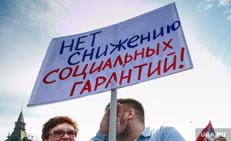 Первомайская демонстрация профсоюзов на Красной площади. Москва, плакаты, профсоюзы, первомай, демонстранты, лозунги, транспаранты, лакаты