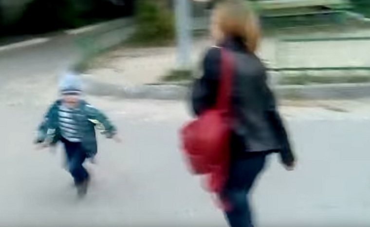 Ребенок убегает от матери