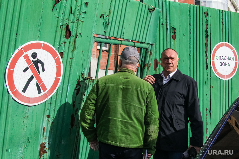 Сергей Соловьев (справа) считает, что долгострой на улице Ленина угрожает жителям окружающих домов