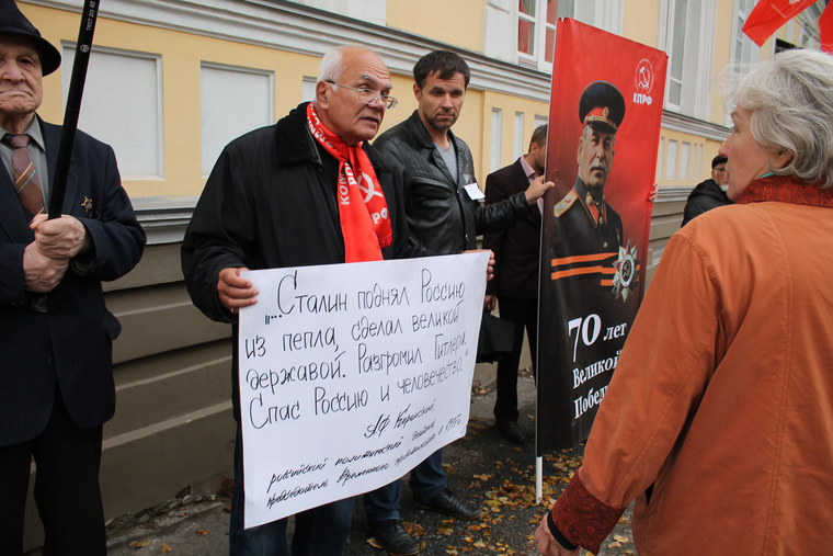 Геннадий Сторожев (с плакатом) активно вступал в дискуссию с прохожими