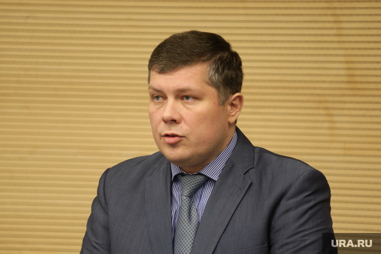 Дмитрий Матвеев не проработал министром и недели, но депутаты уже требуют от него ответов на самые сложные вопросы