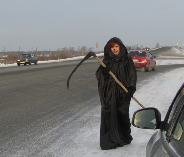 В 2014 году активисты провели акцию с требованием обезопасить пешеходный переход на трассе в микрорайоне Мостостроителей. В костюме смерти с косой Марина Камшилова