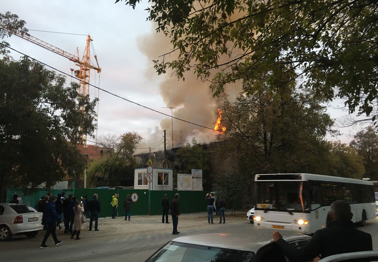 У двухэтажного дома горят второй этаж и крыша