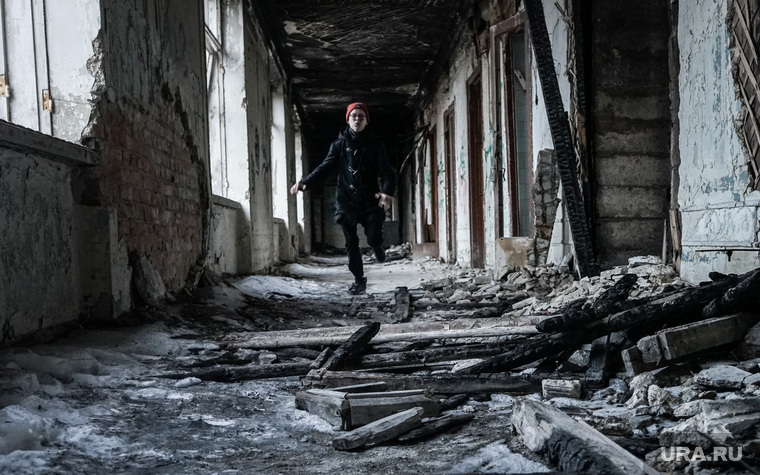 Съёмки второй серии сериала "Ловушка для китов". Екатеринбург, старый дом, заброшенная больница, развалины, руины, подросток, происшествие, неприятности