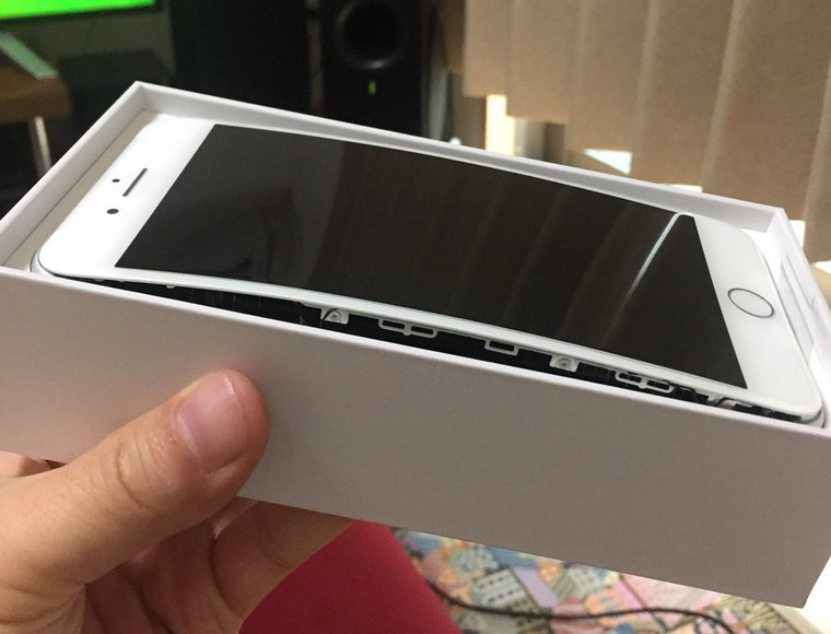 Новый iPhone разваливается на части сразу после покупки. ФОТО