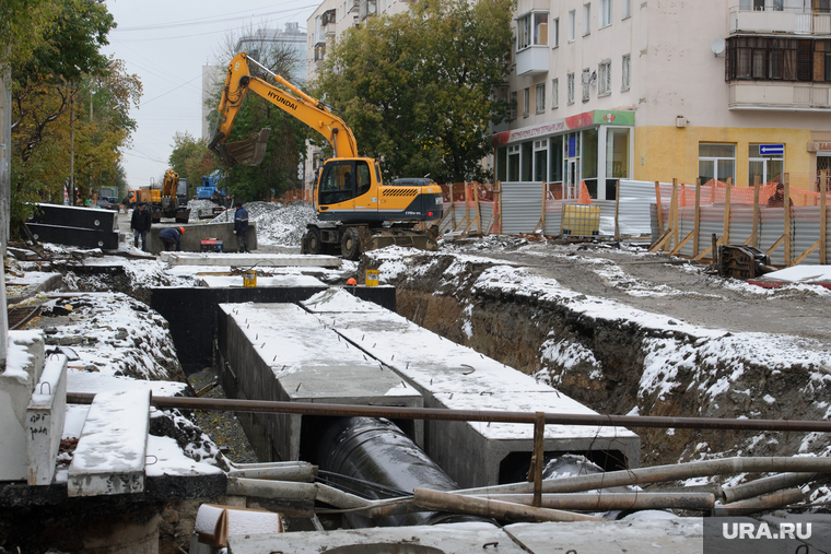 Благоустройство улиц Екатеринбурга после первого снега, трубы, дорожные работы, тепло, отопление, ремонт теплотрассы, теплотрасса разрыта, улица мамина сибиряка, благоустройство города