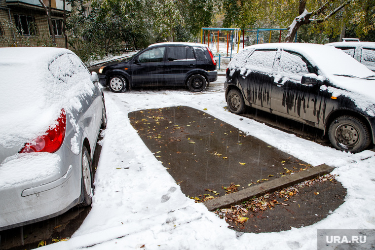 Первый снег. Екатеринбург, первый снег, снегопад, парковка