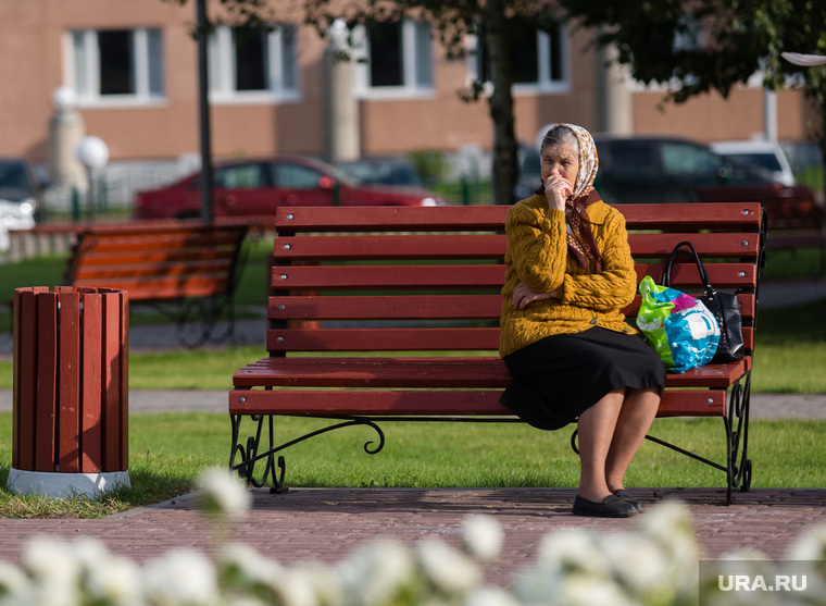Город летом. Сургут, старость, пожилая женщина, пенсия, бабушка на скамейке
