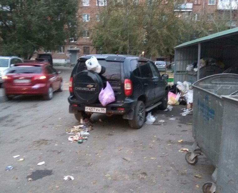 Тюменцы завалили мусором внедорожник, припаркованный во дворе