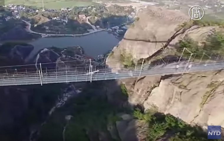 Стеклянный мост расположен на высоте 1180 метров