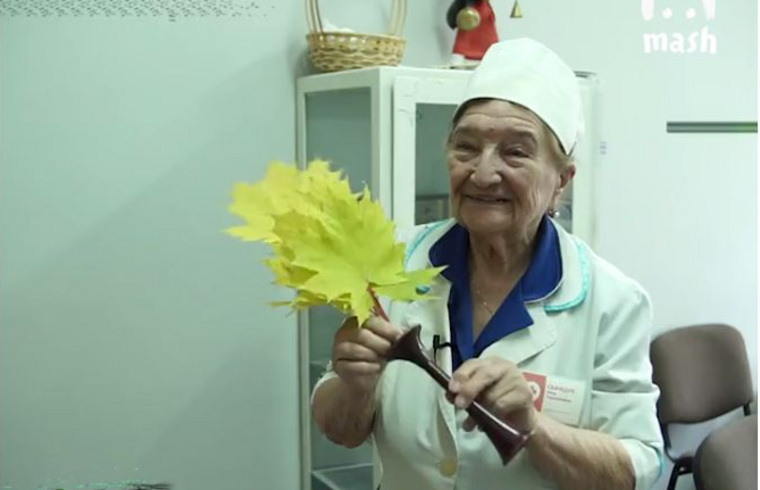 Свой первый стетоскоп Роза Гавриловна превратила в вазу для цветов