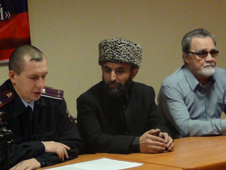 Вугар Акперов (в центре) старается не ссориться с правоохранительными органами