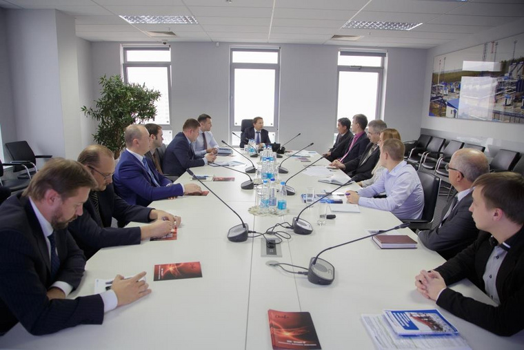 Сергей Доктор (в центре) провел встречу с представителями сибирских компаний