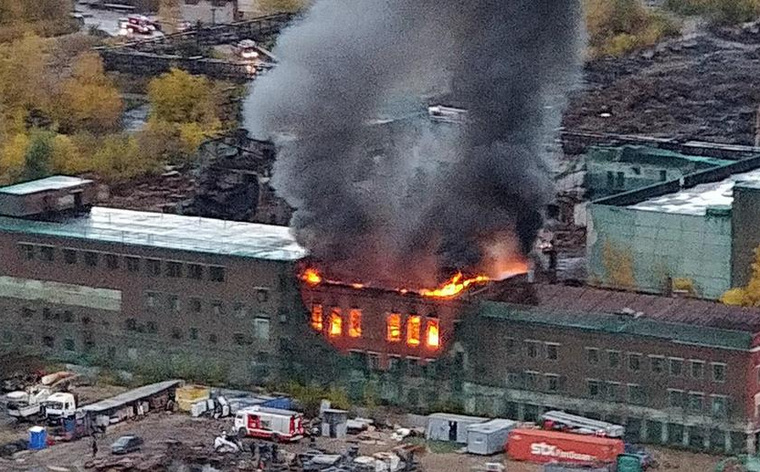 Огонь перекинулся на крышу здания завода