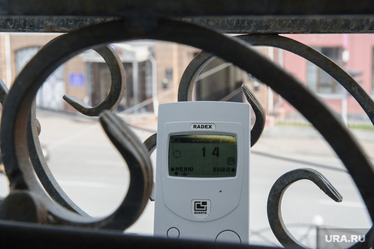 13 октября дозиметр замеряет радиационный фон на улице Карла Либкнехта