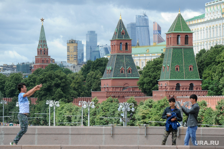 Жанры. Кремль. Москва, кремлевская стена, фотографировать, прыжок, город москва, кремль, туристы