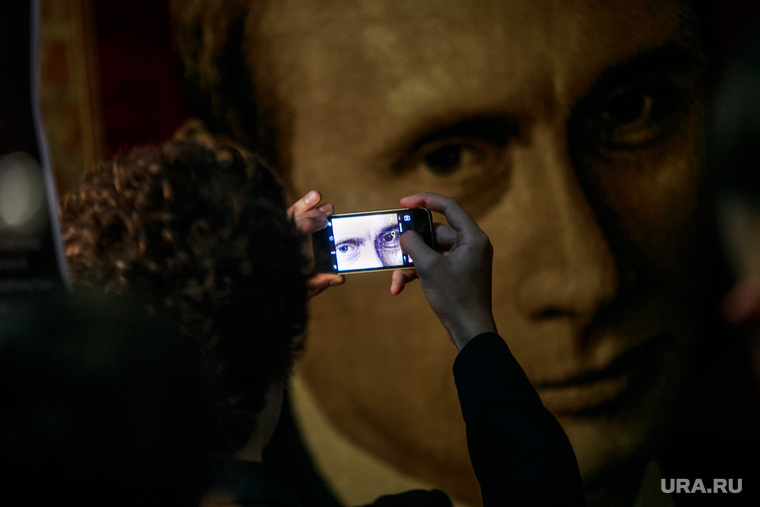 Выставка "Путин как мем". Москва, портрет путина, снимает на телефон