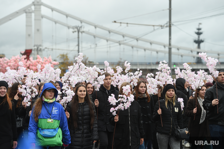 Парад-карнавал участников Всемирного фестиваля молодежи и студентов. Москва, шествие
