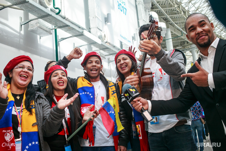 Участники Всемирного фестиваля молодежи и студентов запевают песню про Че Гевару. Еще бы: фестиваль-то левацкий