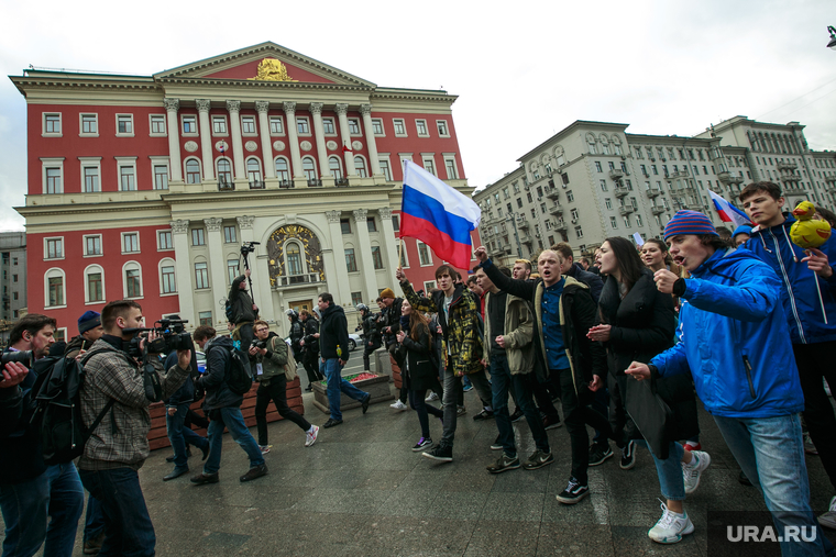 Акция оппозиции "Прогулка по Тверской" во всероссийский день протеста. Москва, российский флаг, город москва, триколор, флаг россии, мэрия москвы, прогулки по тверской, навальнинг, тверская13