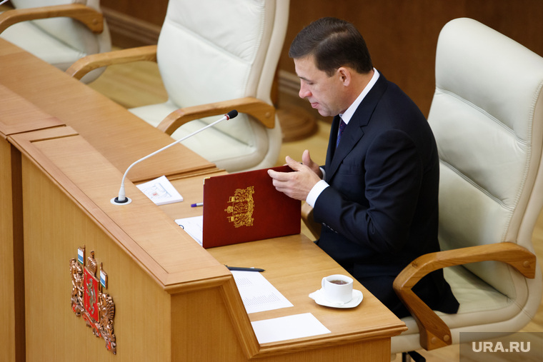 Утверждение старых новых министров и замгубернаторов Свердловской области на очередном заседании заксобрания. Екатеринбург, папка для документов