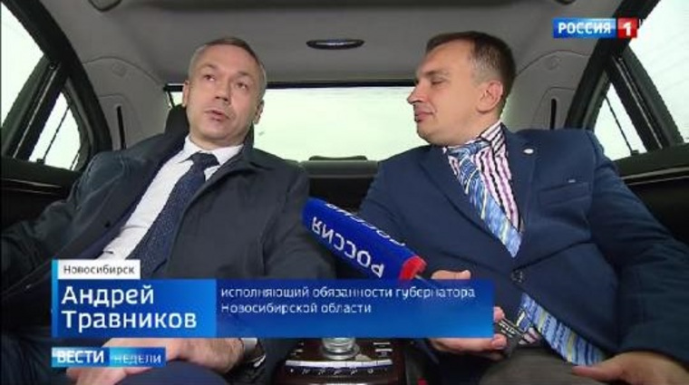 Андрей Травников (слева) не пристегнут ремнем безопасности