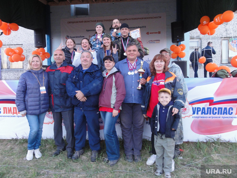 Лахтюк поздравляет победителей игры «Уралспас-Лидер» в Быньгах.