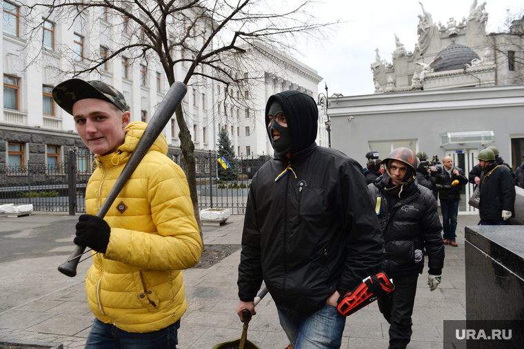 В Киеве протестующие до синяков избили народного депутата. ВИДЕО
