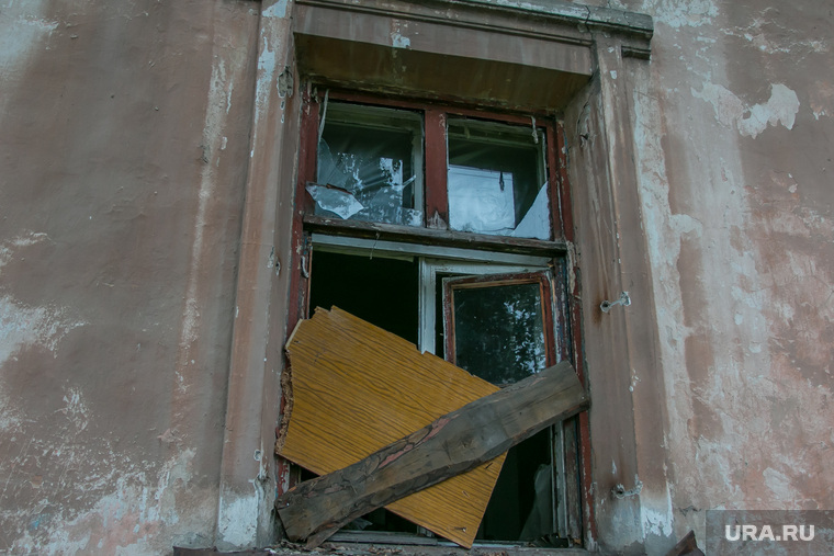 Ветхое и аварийное жилье. Курган, старый дом, ветхое и аварийное жилье, заколоченное окно