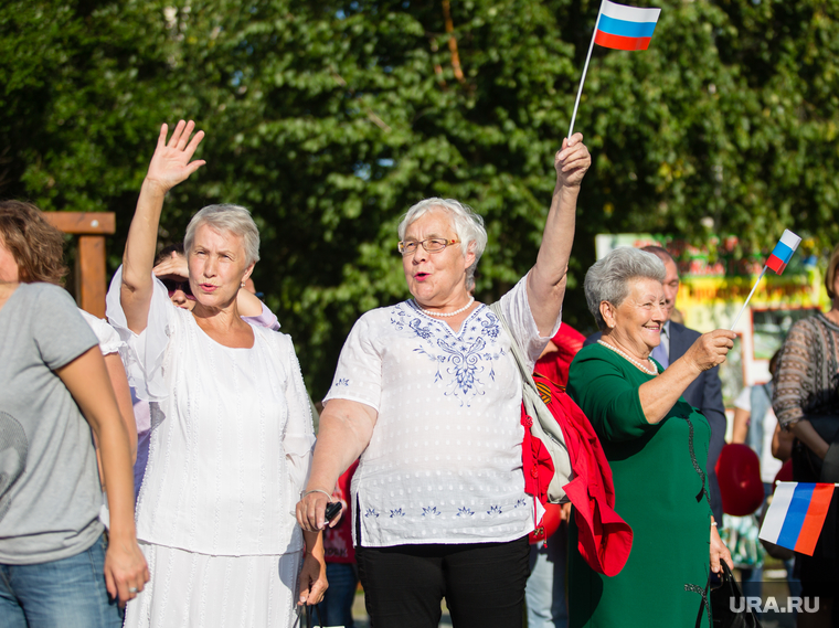 Торжественный митинг и автопробег в честь празднования дня Флага России. Сургут, флаг россии, пенсионеры