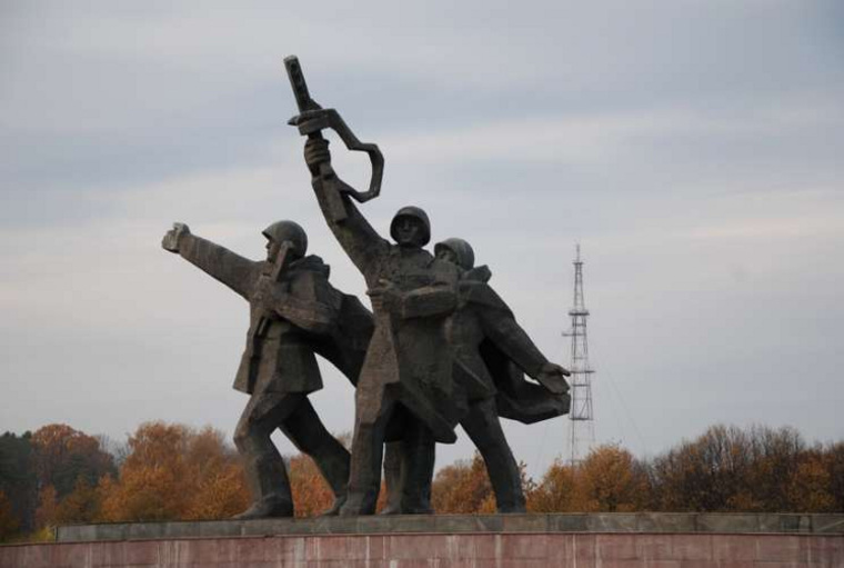 Пока неизвестно, появятся ли новые таблички на советских памятниках в других городах Литвы