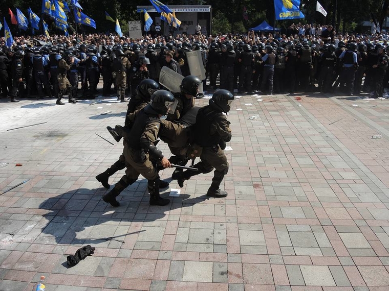 Украинский парламент регулярно становится местом жесткого противостояния власти и оппозиции (фото из архива)