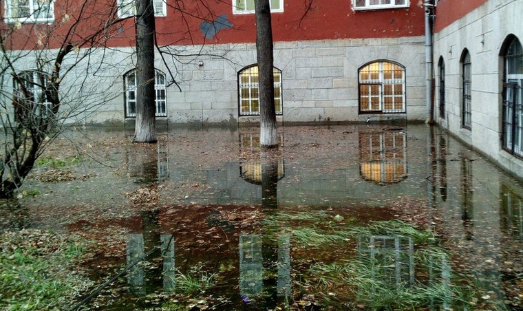 Вода заливает подвальные помещения старейшего корпуса ПГНИУ