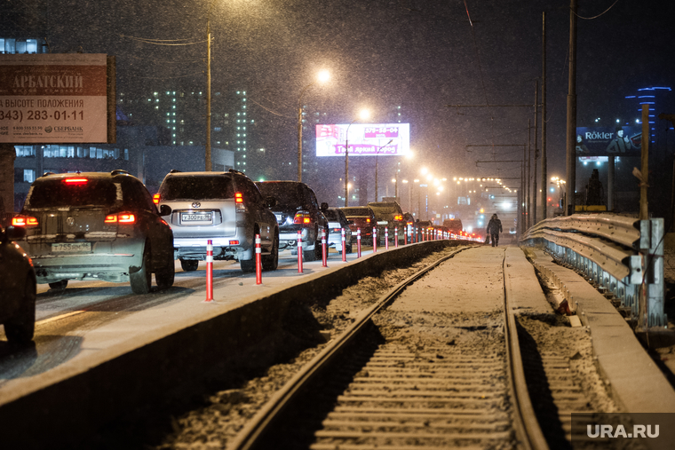Движение по Макаровскому мосту. Екатеринбург, движение, макаровский мост, ночь, трамвайные пути, автомобили, ночное время, вечер
