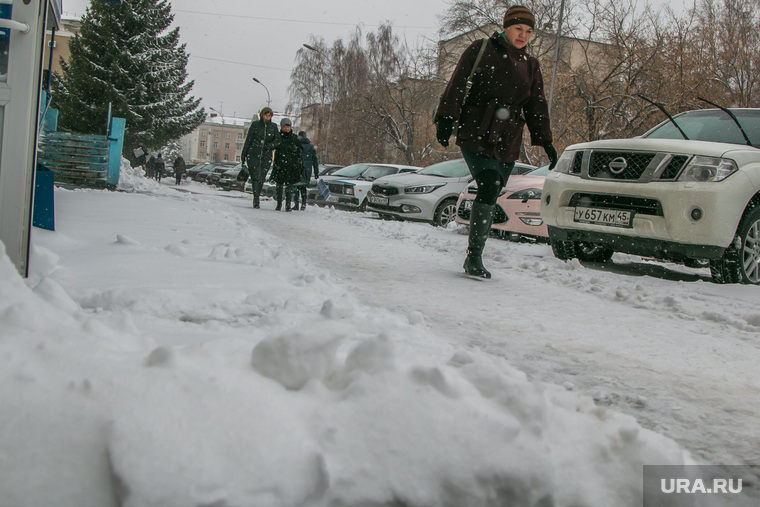 Город в снегу. Курган, город в снегу, нечищенная дорога
